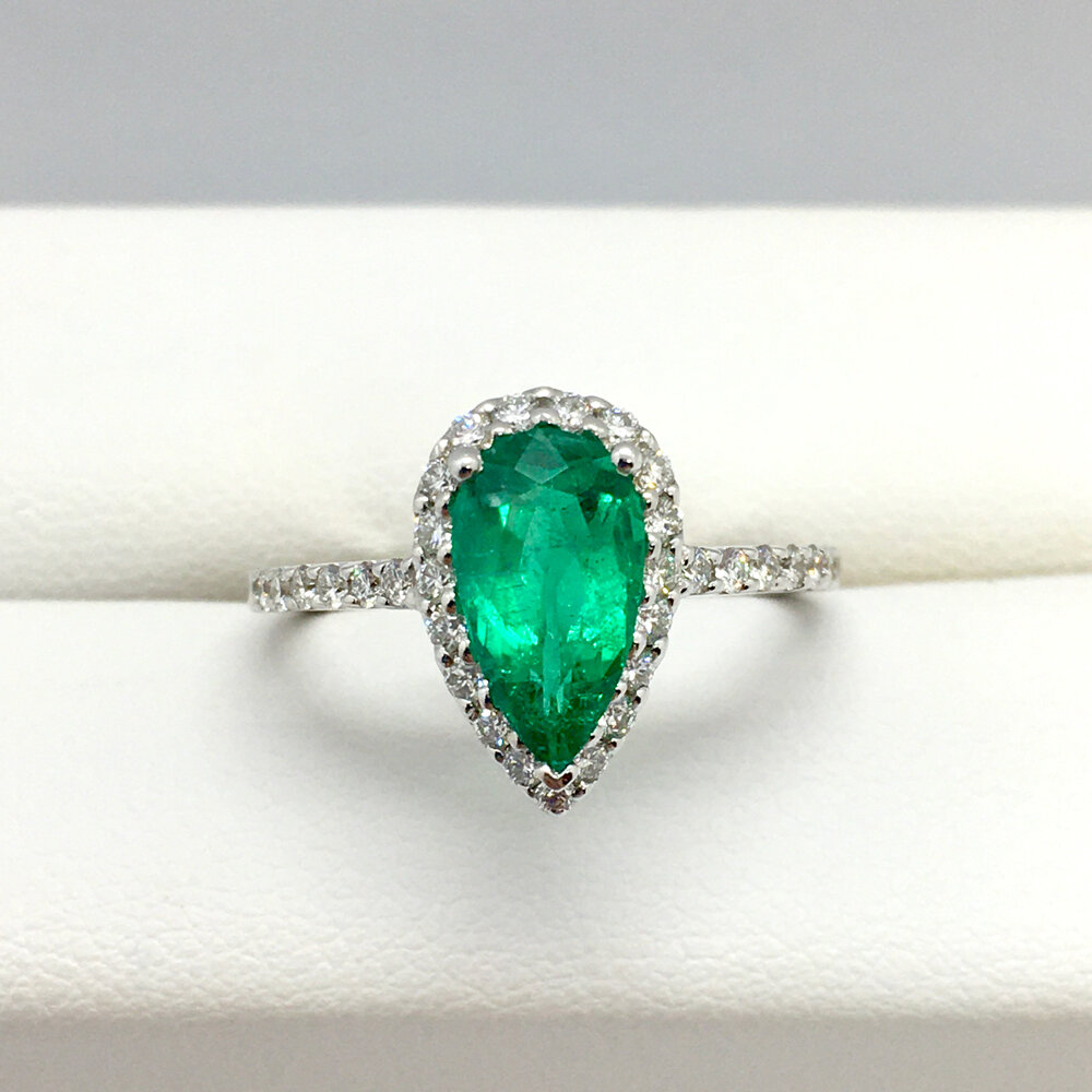 Vermelden Grote hoeveelheid ruw 18K White Gold Emerald & Diamond Dinner Ring — Bradley's Jewelers