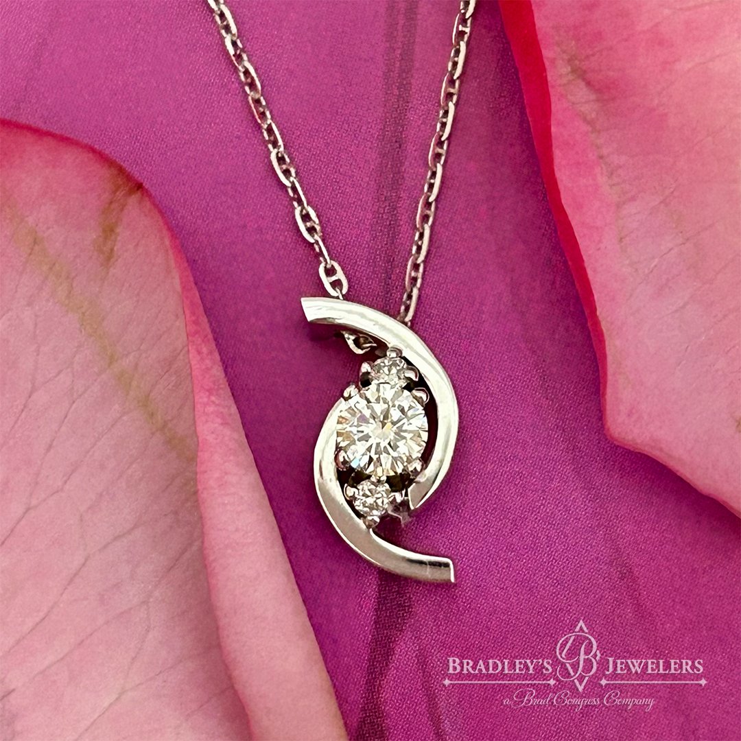 Diane wanted to create a spiral dance with her diamonds inspired by her family ring. We created this stunning everyday wear design and set it off on this mini anchor chain!! Such a great way for our client to carry on her family jewelry legacy! 💎 🌸