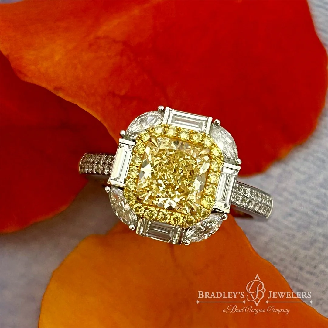As Autumn 🍂 approaches let the warmth of natural sunshine Yellow Diamonds bring you joy all season long!! Something radiant is waiting for you&hellip; At Bradley&rsquo;s Jewelers!!
#AutumnJewelry #YellowDiamond #FallFashion #JewelryJoy #ShopLocal #F