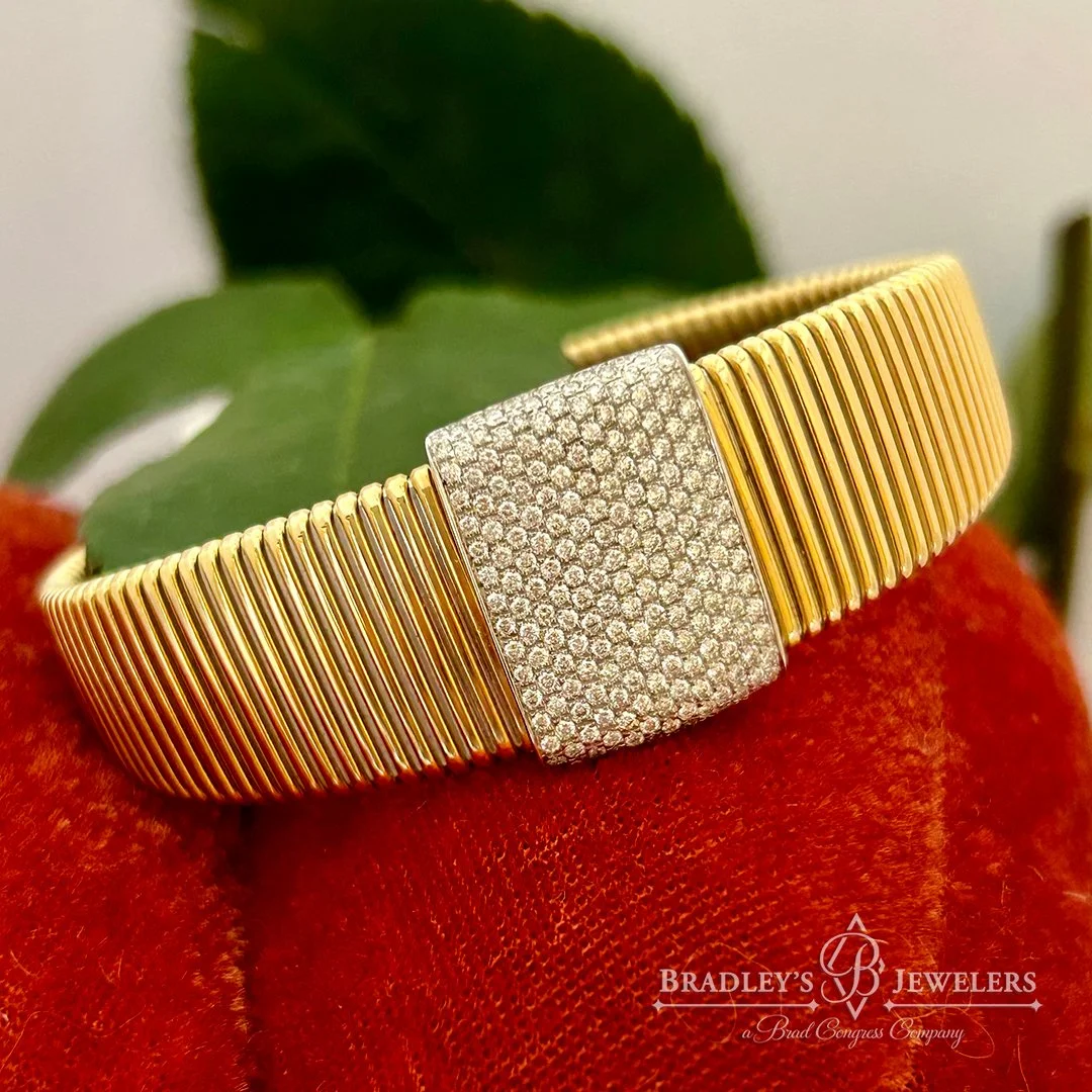 Who doesn&rsquo;t love the look of a warm Italian gold and pav&eacute; diamond bangle! Such beauty, style and craftsmanship! From classic to contemporary, you&rsquo;ll always find it&hellip; at Bradley&rsquo;s Jewelers! 🎃
#GoldBangle #ItalianGold #P