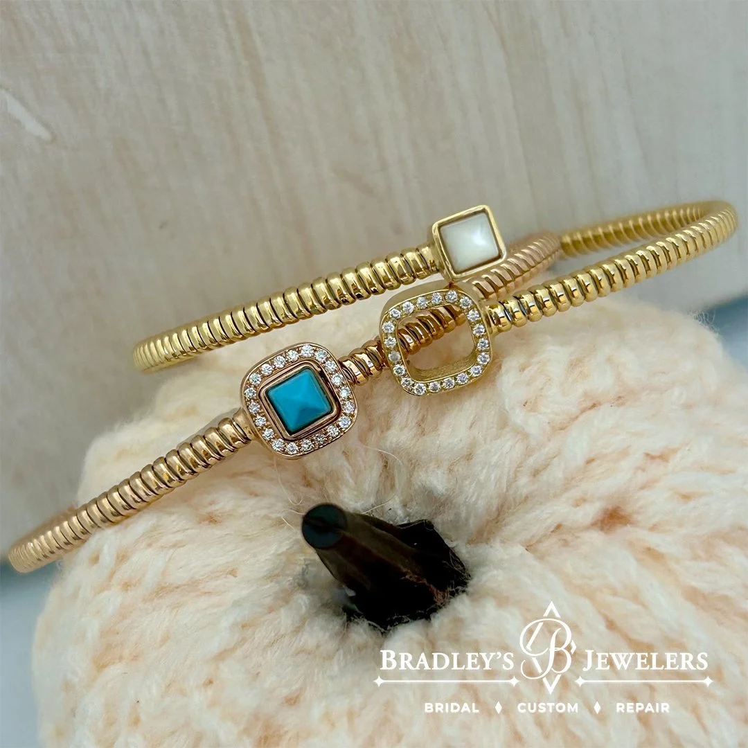 Trendsetting Innovative Bangles and so Beautiful from every angle! Enjoy great style for the 🔔 holidays&hellip; at Bradley&rsquo;s Jewelers!
#Jewelry #Bangles #HolidayStyle #FashionJewelry #JewelryLover #SWFL #GiftIdeas #BradleysJewelers #HolidayGif