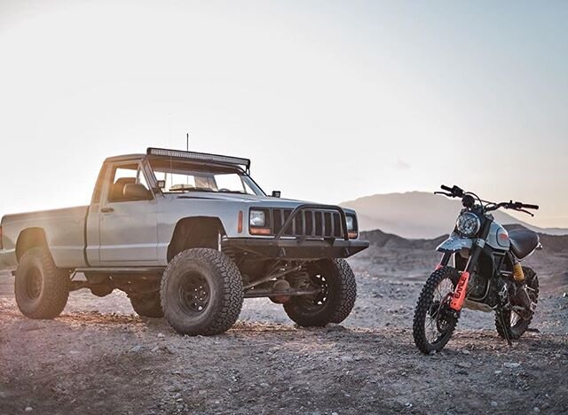 Desert planet
______________
Space Gray Desert Sled with Earle Motors BigWheel conversion. 
Photographed by @jules1186 
Along side his old MJ Jeep Comanche 
____________
#jeep #jeepmj #jeepcomanche #deserttruck #desertsled #ducatidesertsled #scramble