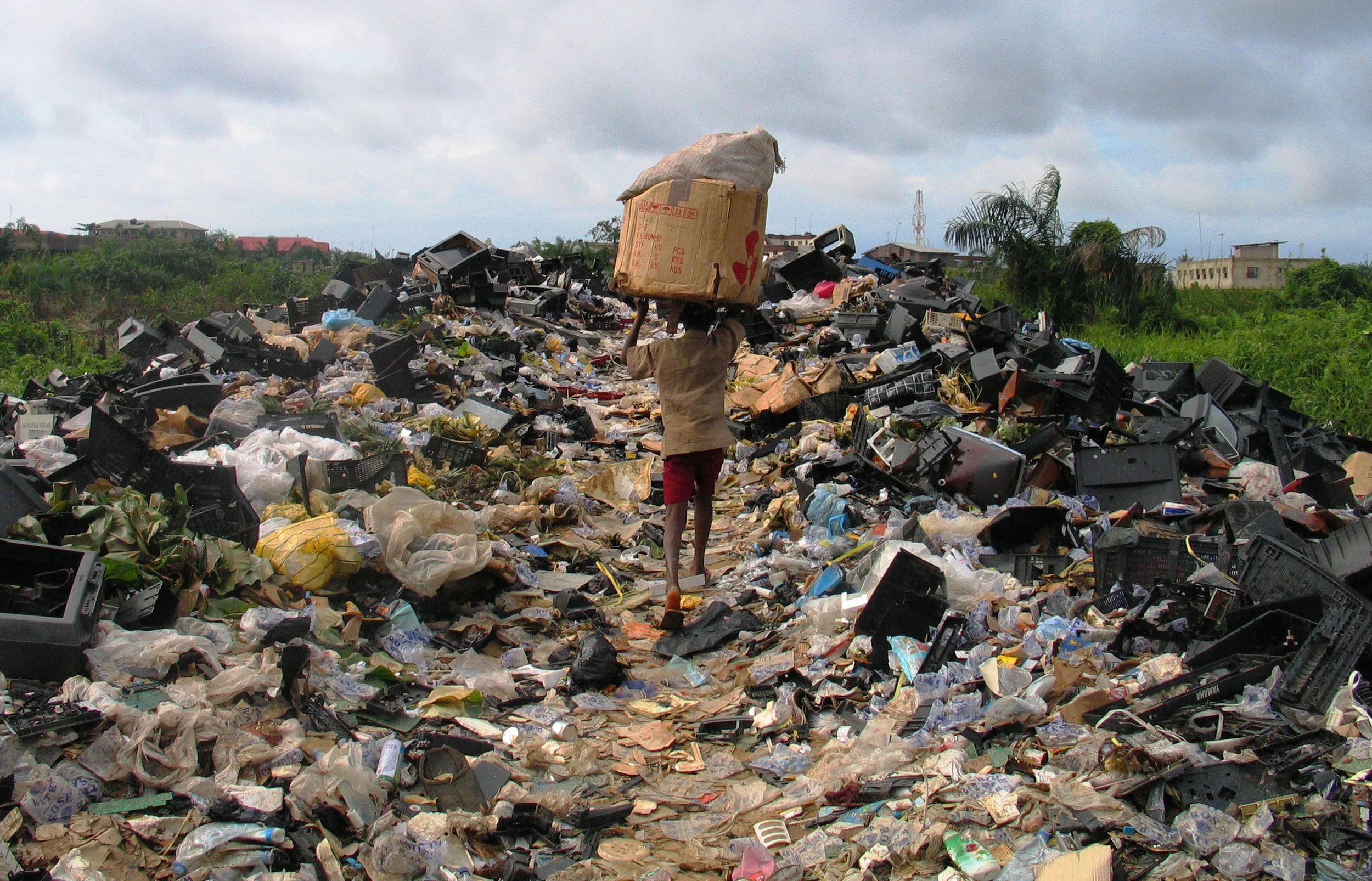 EarthEye has been created so any business that cares, can know precisely where their wastes, products or assets are at any time. Copyright BAN.