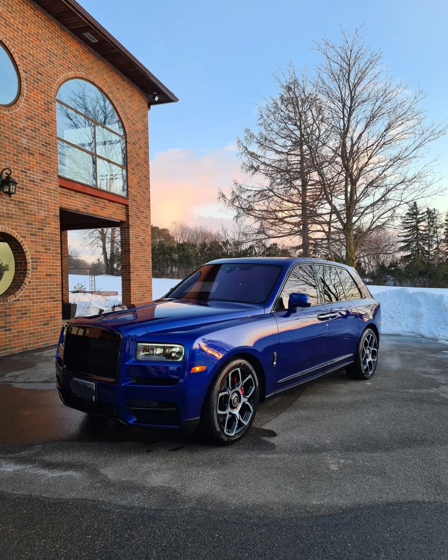 Gorgeous Black Badge Cullinan in very uncommonly seen Blue skin was fully detailed. Amazingly designed with colorful taste 😍