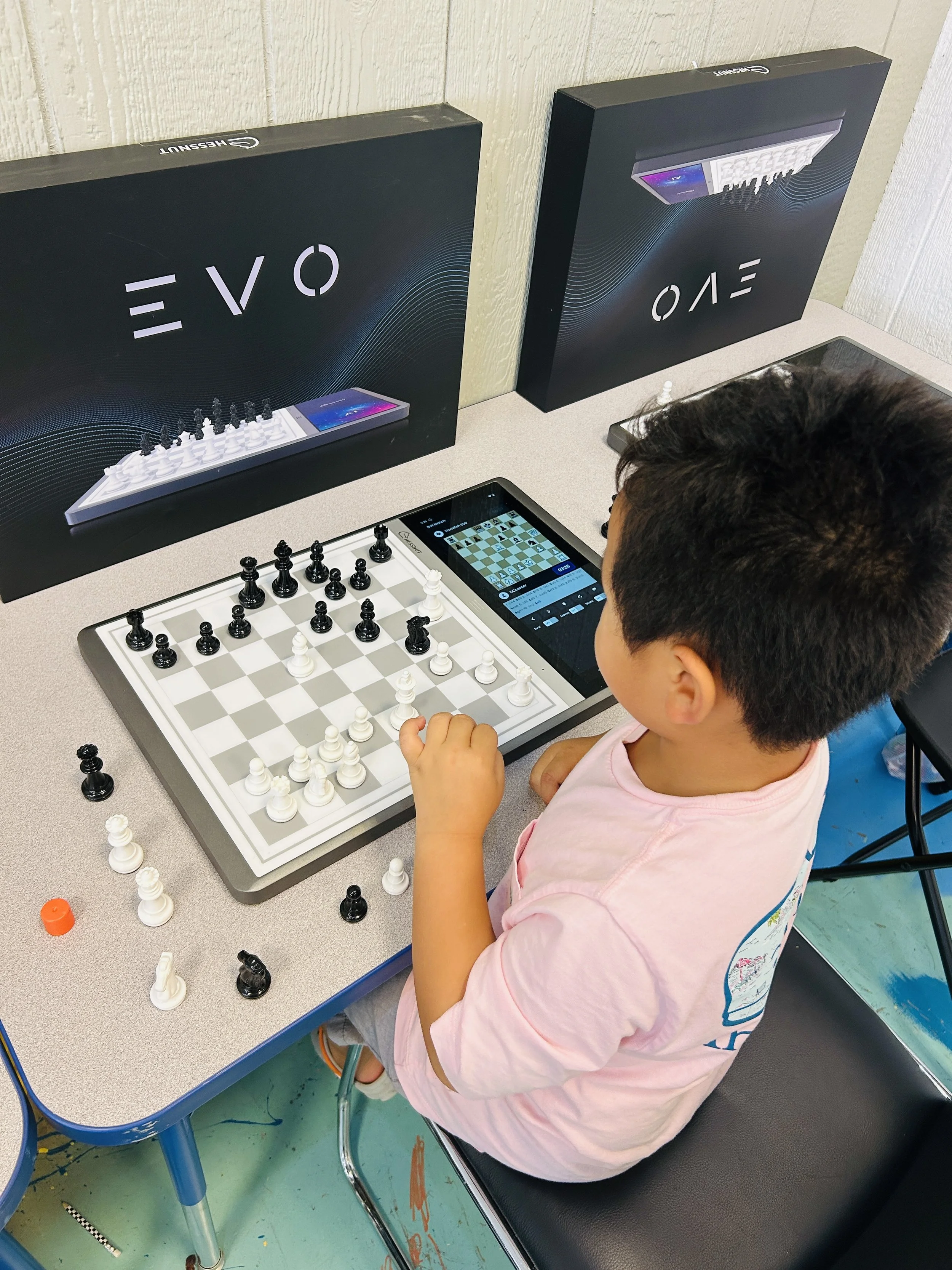 Discovery learner using an AI-supported electronic chessboard and digital analysis tools in Richmond, Virginia.
