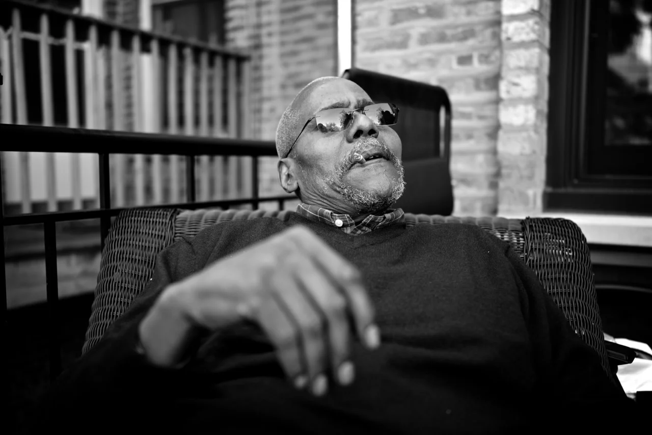 Bill Nunn on the set of "Sirens"