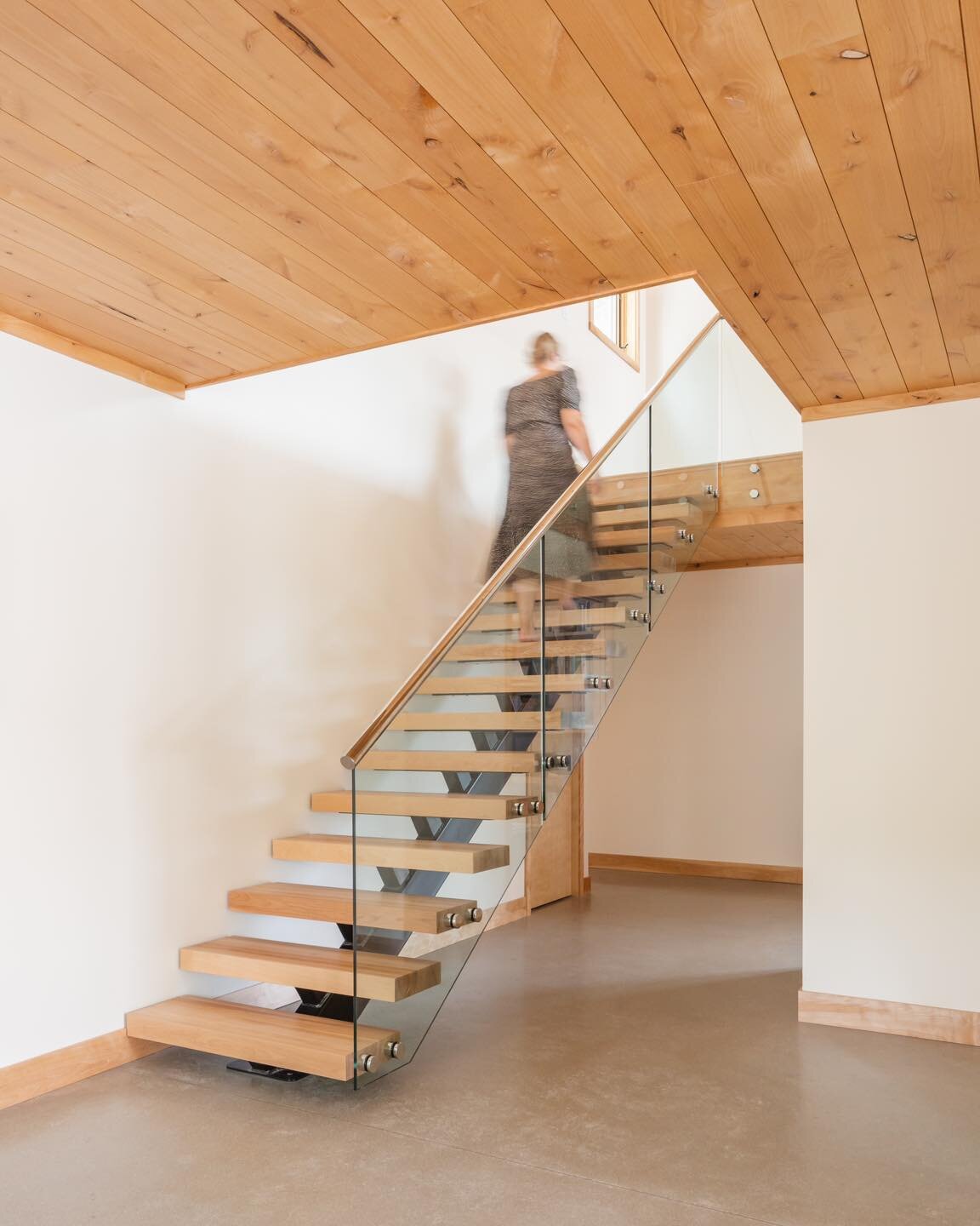 The treads on this spine staircase almost appear to be floating for a very minimal, airy feel.  #modern #traversecity #tcarchitect #minimalist #lessismore
