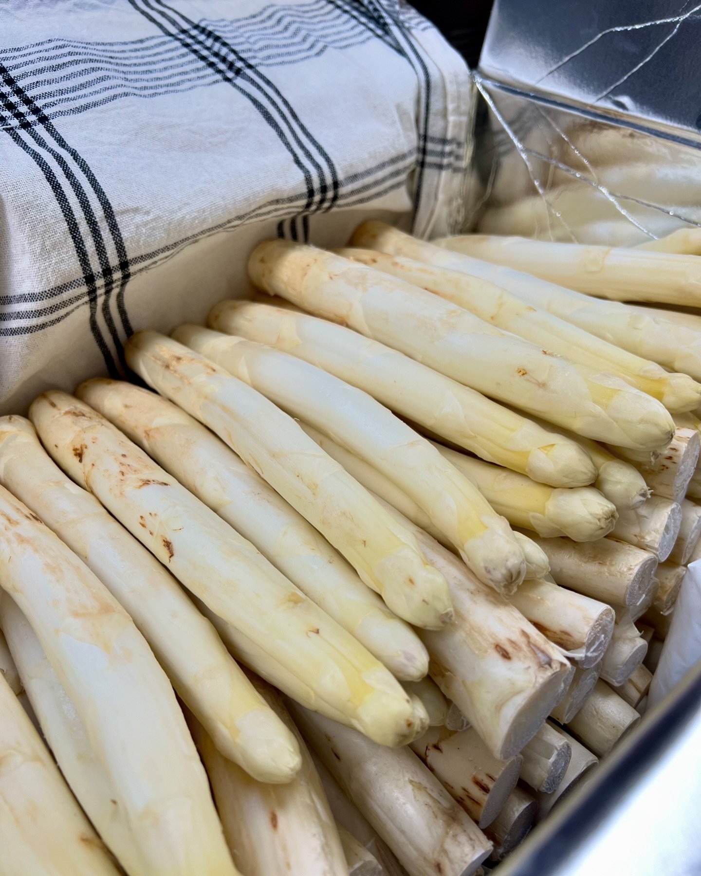 Look who&rsquo;s here!!🇫🇷🇫🇷🇫🇷❤️The white French Asparagus have arrived 🌟🌟🌟