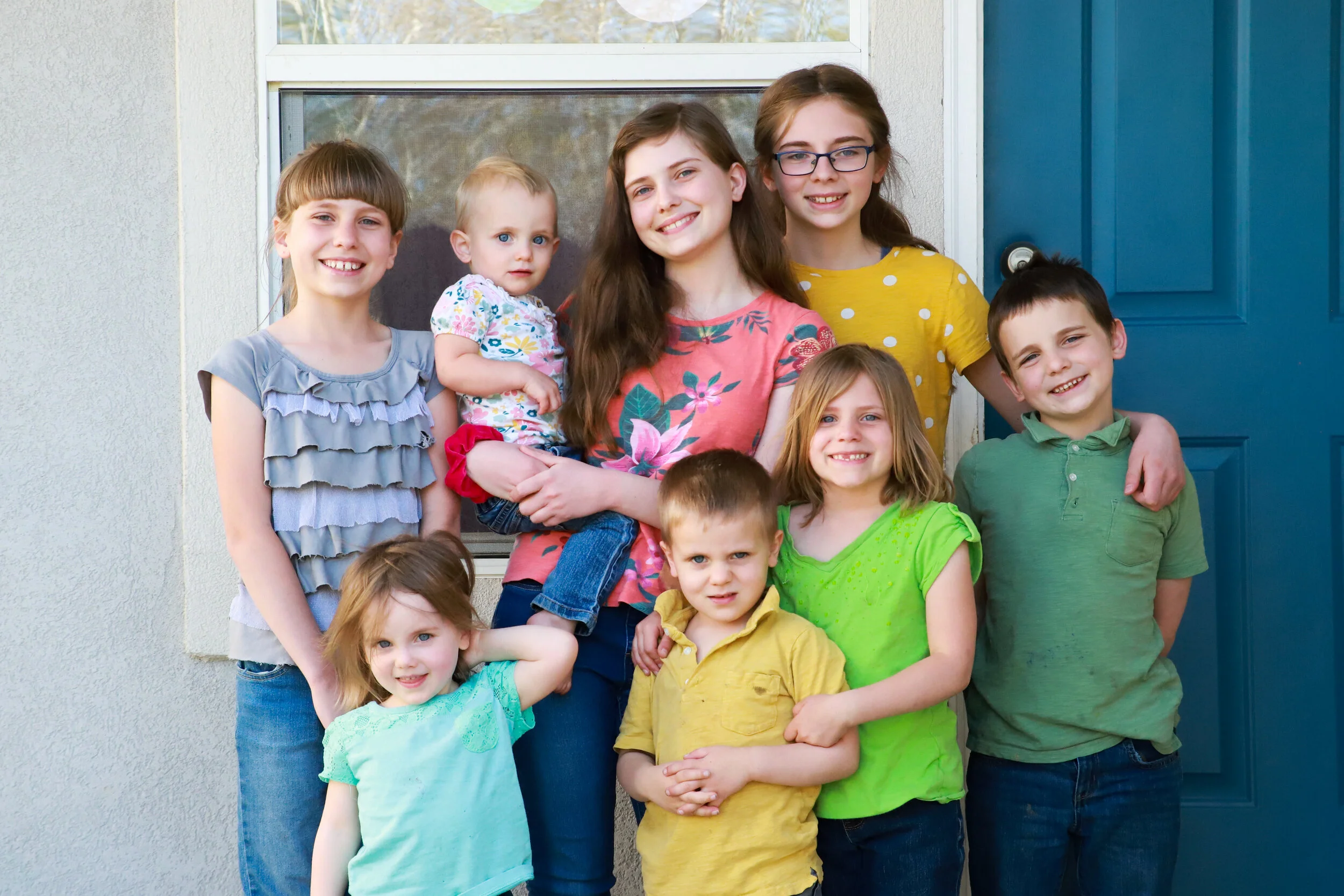 8 children on their porch for the Front Porch Project Utah.