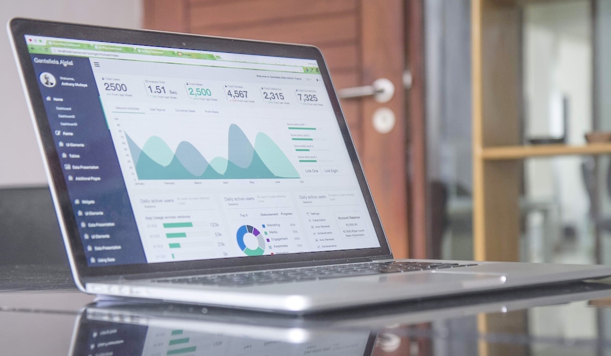 dashboards-carlos-muza-unsplash.jpg