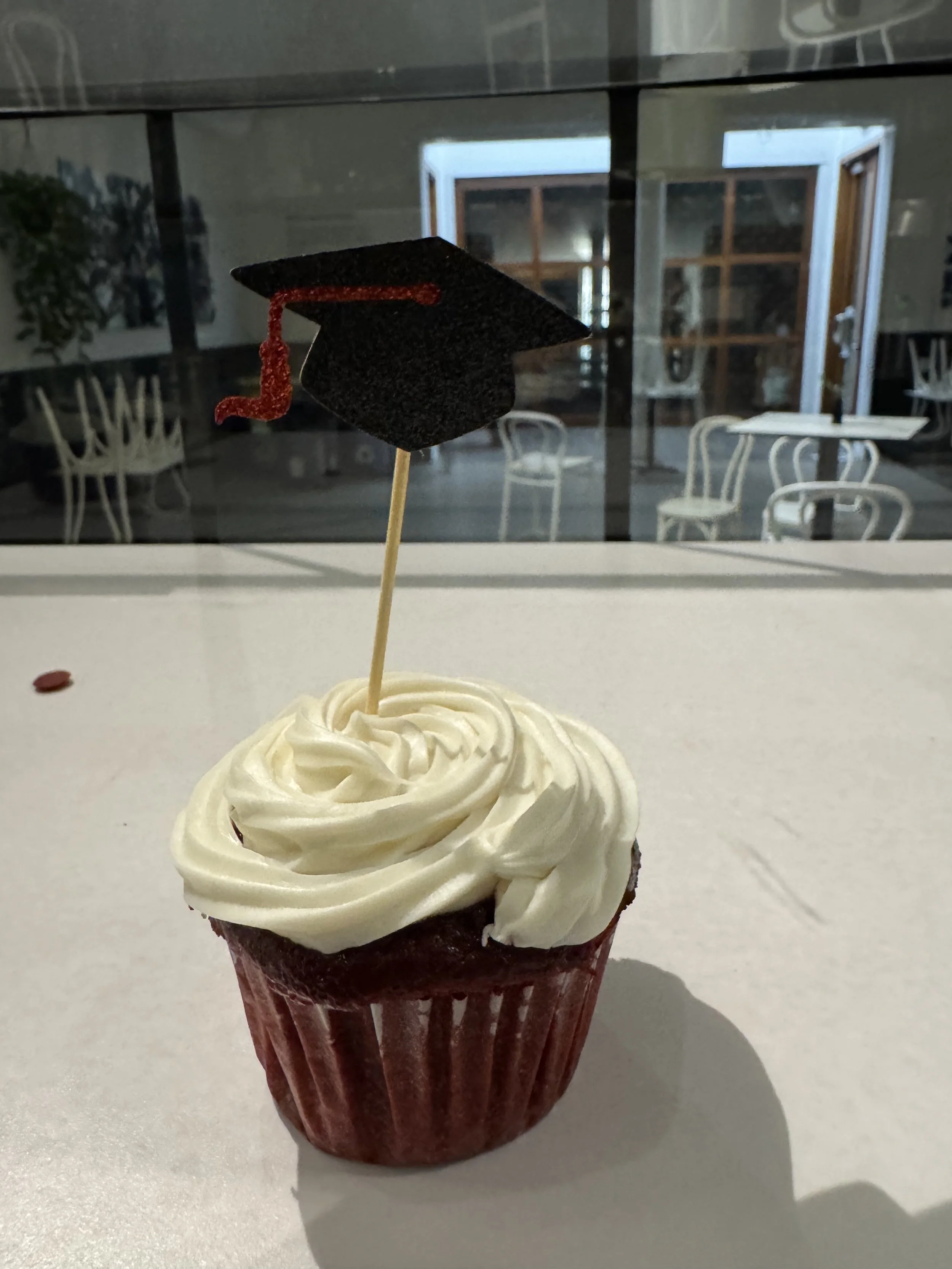 gradulation cupcake.jpg