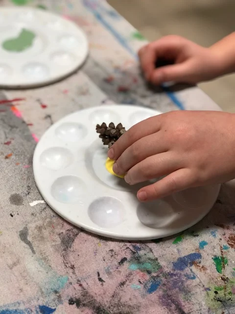 PINE CONE ART, easy and mess free. Make your own with these simple steps.