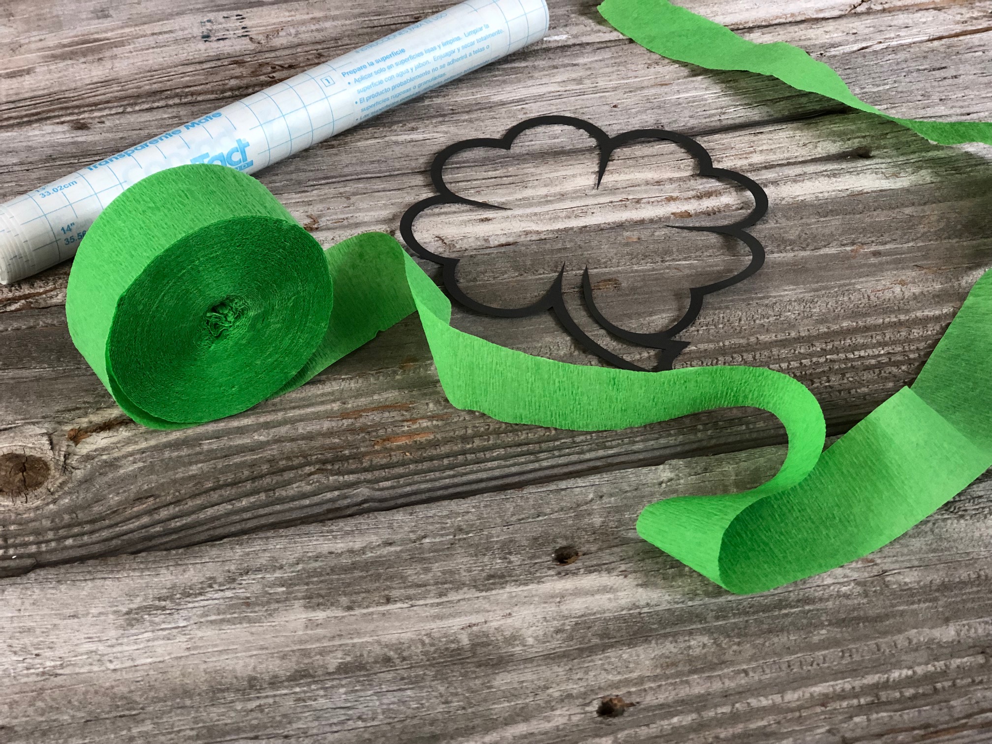 DIY St. Patrick's Day suncatcher, easy tutorial to make your own with your kiddos