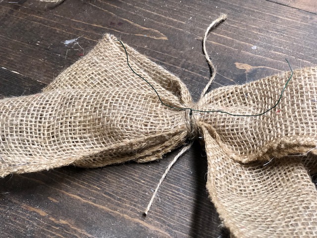 How to make an easy burlap bow for your wreath