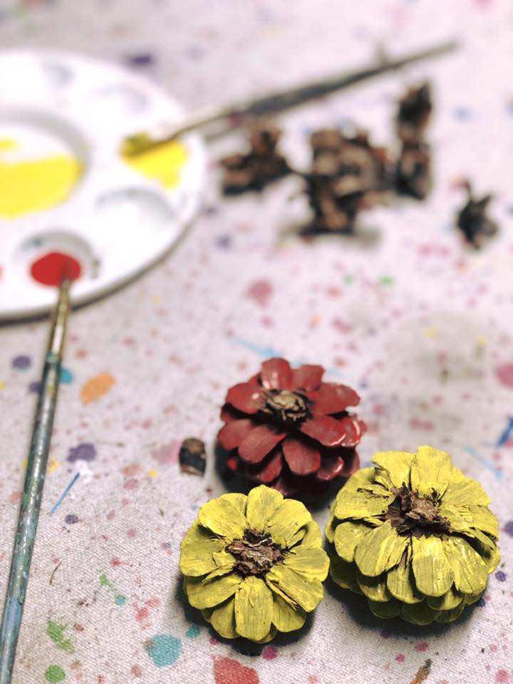 Easy pine cone door hanger DIY