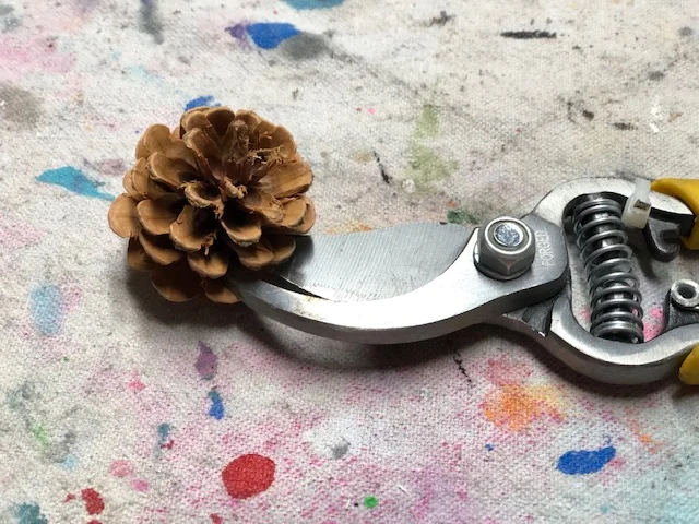 easy pine cone door hanger