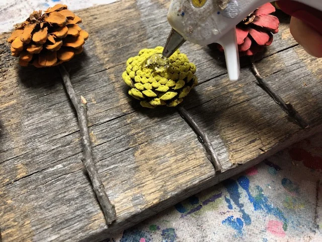 easy pine cone door hanger