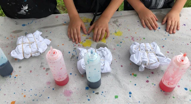 How to tie dye using food coloring. Easy method for kids to practice the tie dying technique.