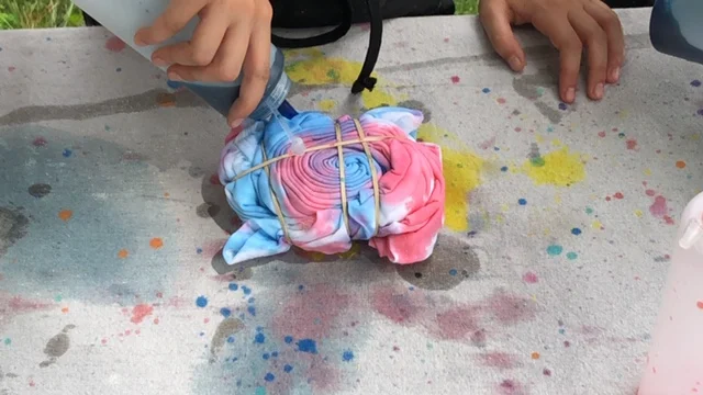 How to tie dye using food coloring. Easy method for kids to practice the tie dying technique.