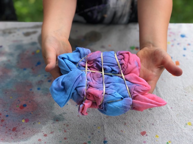 How to tie dye using food coloring. Easy method for kids to practice the tie dying technique.
