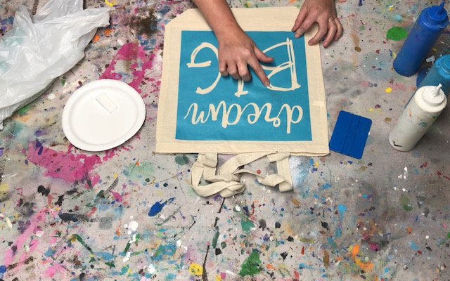 How to stencil on a canvas bag. Learn how to faux screen print to personalize your canvas totes.
