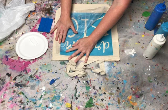 How to stencil on a canvas bag. Learn how to faux screen print to personalize your canvas totes.