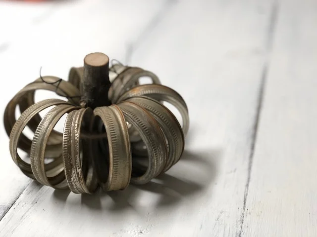 DIY rusty pumpkin from mason jar rings. How to make your own farmhouse and country chic decorations for fall