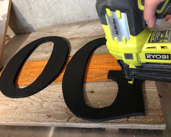 DIY school spirit pallet style porch sign. How to make your own rustic style repurposed wood sign for your porch.