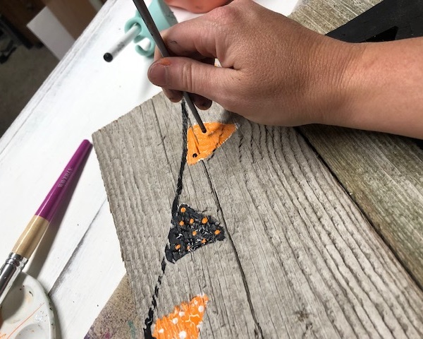 DIY school spirit pallet style porch sign. How to make your own rustic style repurposed wood sign for your porch.