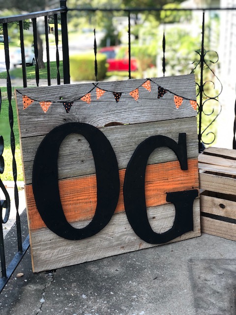 DIY school spirit pallet style porch sign. How to make your own rustic style repurposed wood sign for your porch.