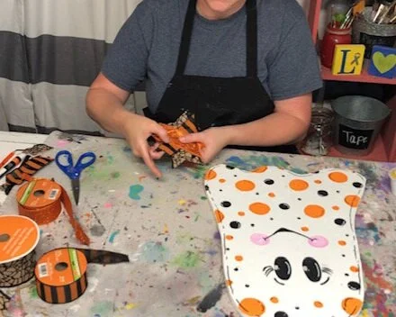 DIY cute Halloween ghost decoration for your yard. How to make an adorable wooden ghost for fall