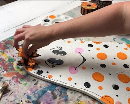 DIY cute Halloween ghost decoration for your yard. How to make an adorable wooden ghost for fall