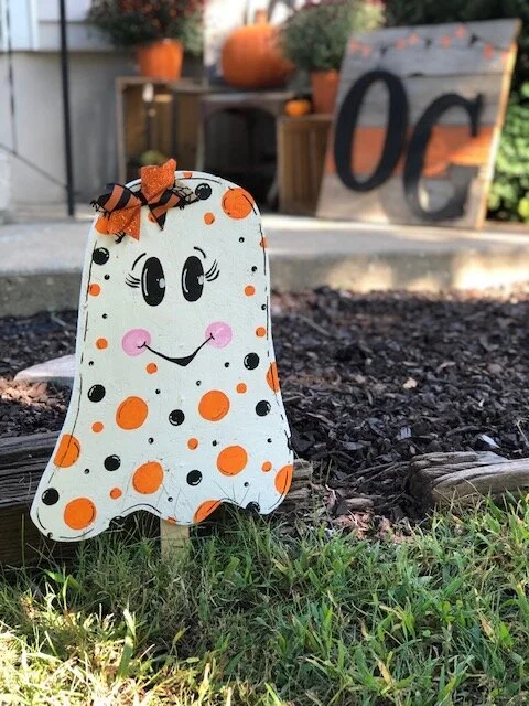 DIY cute Halloween ghost decoration for your yard. How to make an adorable wooden ghost for fall