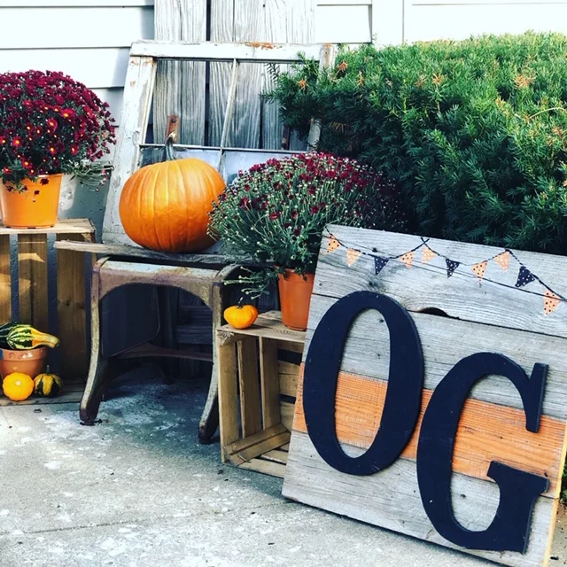 Decorating your porch for fall on a budget. See  how this mom spent $20 to spruce up her uncorvered front porch to decorate for the fall season. Mums and pumpkins included.