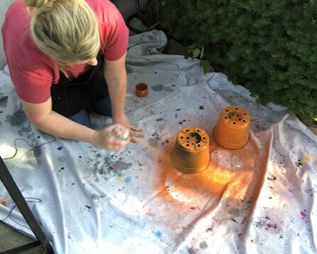 How to paint plastic flower containers. Ugly plant base makeover, taking it from drab to super cute with spraypaint!