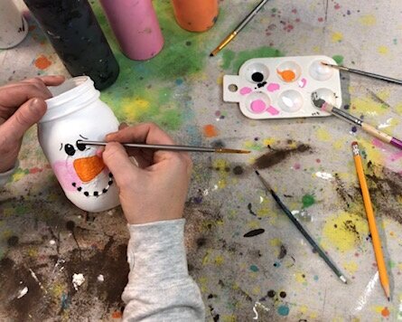 How to paint snowmen faces on mason jars. DIY snowman on a ball mason jar. Rustic winter mason jar decorations and gifts