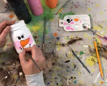How to paint snowmen faces on mason jars. DIY snowman on a ball mason jar. Rustic winter mason jar decorations and gifts