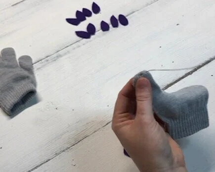 DIY dinosaur gloves, how to add claws to winter gloves. Easy sewing projects for beginers. DIY Dino costume for kids. Easy felt projects
