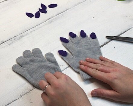 DIY dinosaur gloves, how to add claws to winter gloves. Easy sewing projects for beginers. DIY Dino costume for kids. Easy felt projects