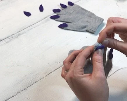 DIY dinosaur gloves, how to add claws to winter gloves. Easy sewing projects for beginers. DIY Dino costume for kids. Easy felt projects
