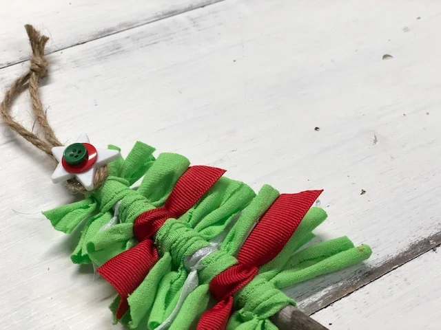 DIY scrap fabric &amp; ribbon Christmas ornament, DAY 1 