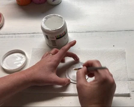 DIY snowman made from a mason jar lid. How to make cute snowmen Christmas ornaments from a lid from a mason jar. Easy craft tutorial to make fun ornaments for kids.