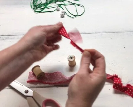 DIY Christmas ornament craft, how to make your own Christmas ornaments easy tutorial. Wood spool craft to do at home. DIY rustic and farmhouse Christmas decor