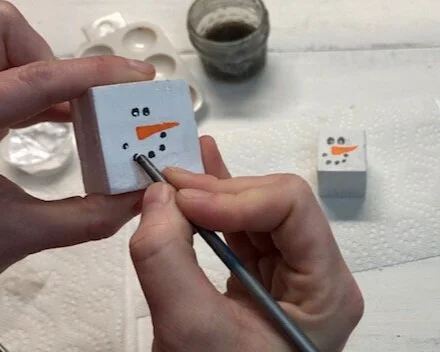 DIY snowmen block ornaments, how to make hanging snowman ornaments for your Christmas tree. Easy painted snowmen ornament for Christmas using scrap wood.