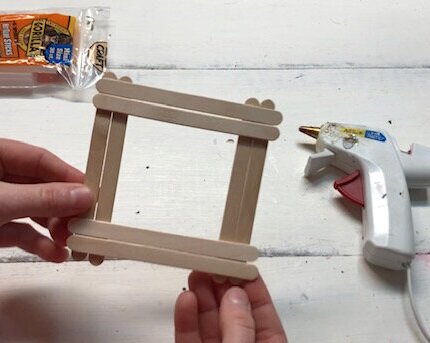 DIY popsicle stick picture frame. How to make a Valentine's Day craft with kids mess free. Keepsake art to Valentine's Day