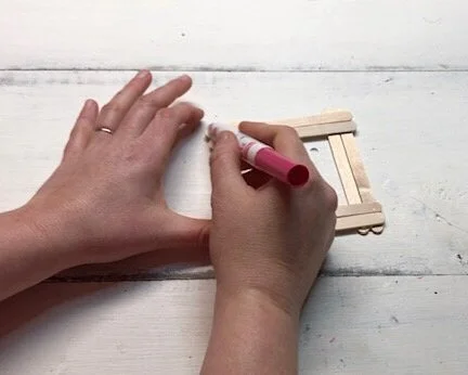 DIY popsicle stick picture frame. How to make a Valentine's Day craft with kids mess free. Keepsake art to Valentine's Day