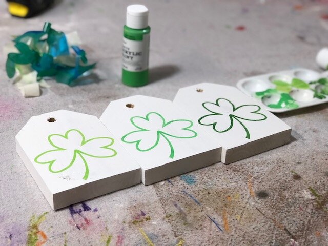 How to make mini wood tags for St. Patrick's Day. Easy tutorial to make mini wooden tags for spring using your Cricut.