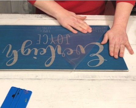 How to stencil a wood sign with NO paint bleed. Using mod podge to paint wooden signs is a good way to get perfectly crisp lines. Make your own personalized baby gift sign using your cricut. DIY baby stats sign.