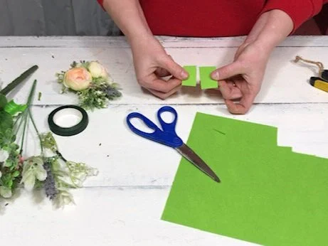 DIY corsage made with faux flowers. How to make a corsage for little girls with fake flowers from Walmart. Silk flower easy corsage for spring, prom, weddings, father daughter dance.