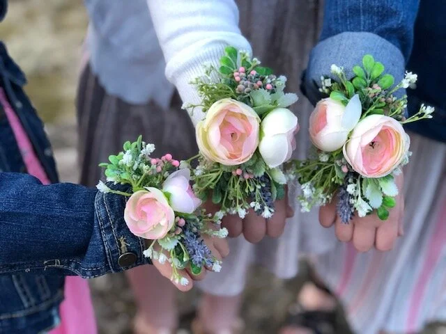 DIY corsage made with faux flowers. How to make a corsage for little girls with fake flowers from Walmart. Silk flower easy corsage for spring, prom, weddings, father daughter dance.